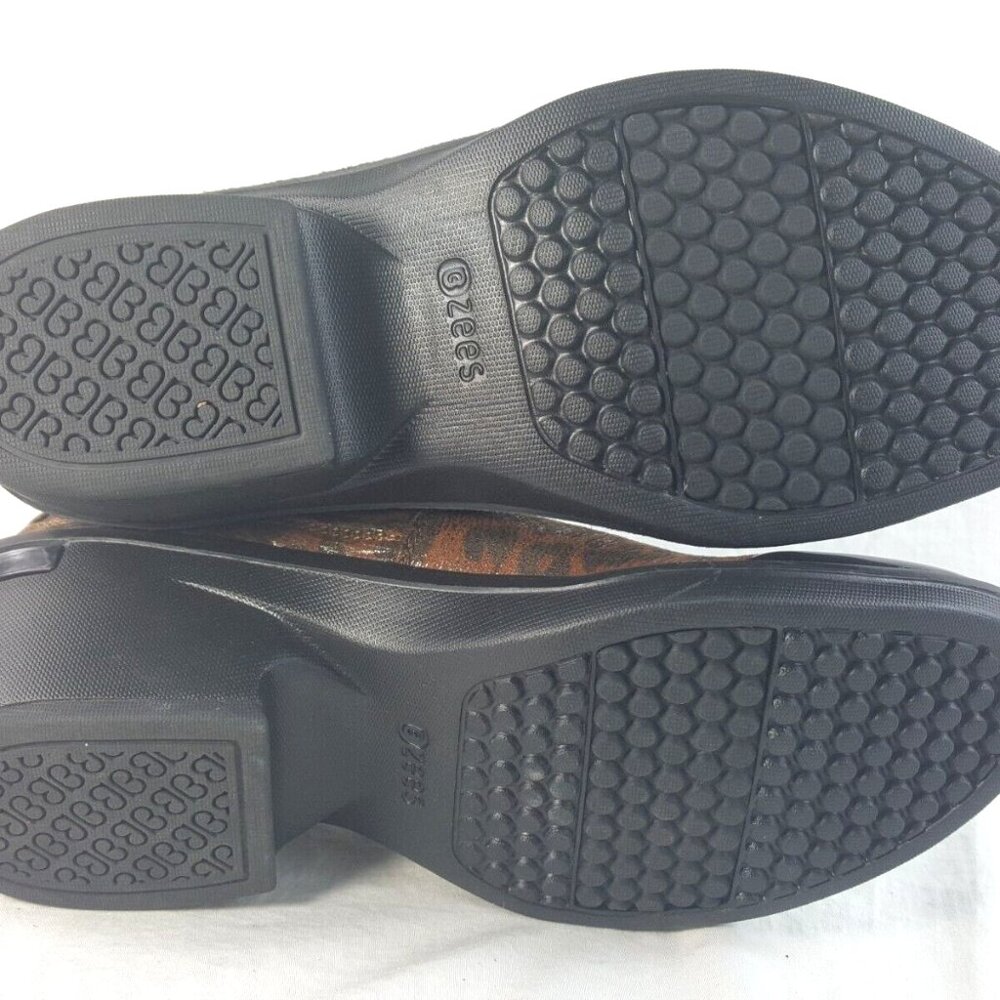 BZees Women's Ankle Booties Brown Animal Print Fabric Upper Size 7 M - Picture 6 of 7